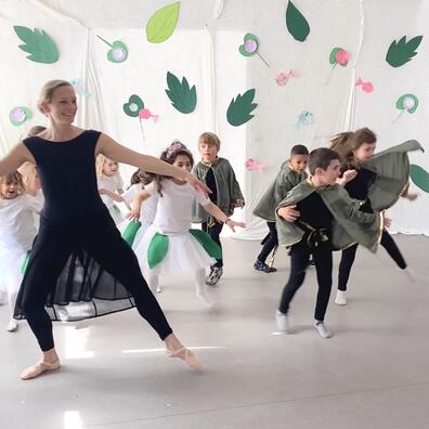 Tommeliser og Alfekonger til forældreopvisning med balletunderviser