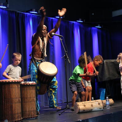 Sellasi trommer med børn.