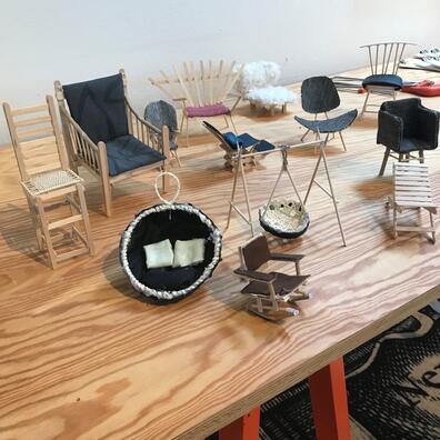 Eleverne slutter forløbet af med at designe og kreere stole