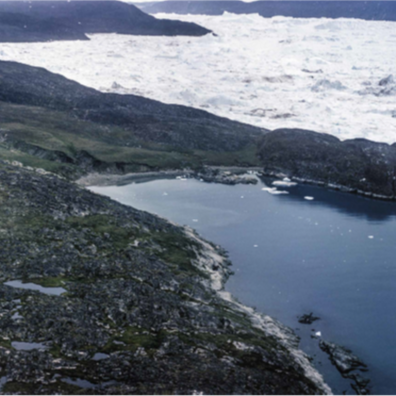 Den tidligere boplads i Sermermiut ligger på klinten i bunden af bugten.