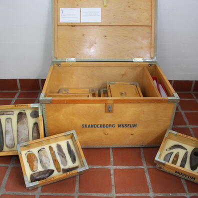 Museum Skanderborg har flere emnekasser til hjemlån på skoler. Her ses emnekassen om stenalder.