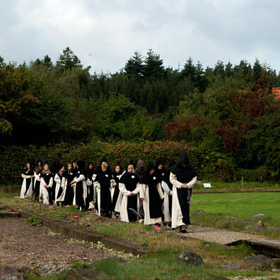 Eleverne iklædes munkedragter og optages i klostret under et nyt navn - de bliver med ét sat 700 år tilbage i tiden.