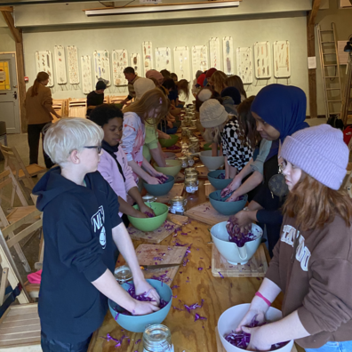 Elever i gang med at fermentere