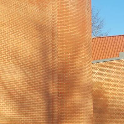 Per Kirkebys "Hammeren"  i forårssol