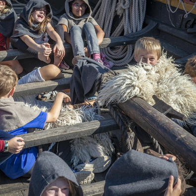 Børn undervises på Vikingeskibsmuseet foto: Werner Karrasch