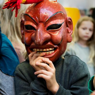 Autentiske genstande fra hele verden, som eleverne gerne må røre ved!