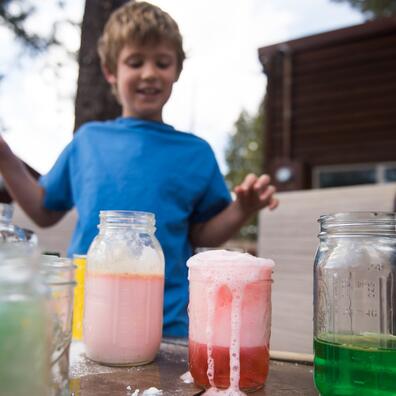 Dreng der laver forsøg