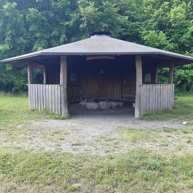 dette er en af naturbaserne, alle 8 ud af de 9 baser har en bålhytte som på billedet.