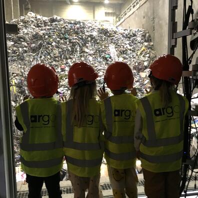 Børn med udblik i siloen