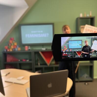 Formidler i KØNs studieudstilling