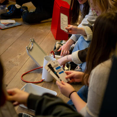 Elever arbejder med genstande og undervisningsmaterialer. 