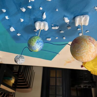 Elevmodeller af jord, sol og måne.