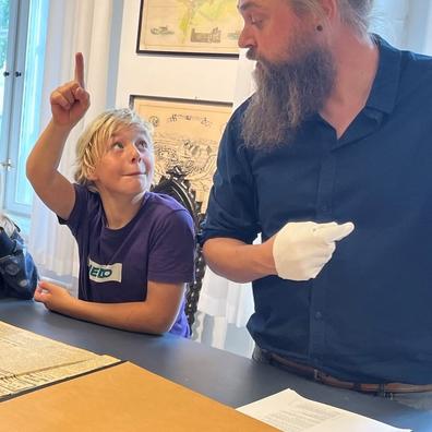 Elev arbejder med kilder