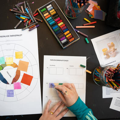 Eleverne arbejder med deres egne personlige farvepaletter med inspiration fra museets udstillinger