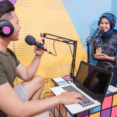 to personer indspiller podcast