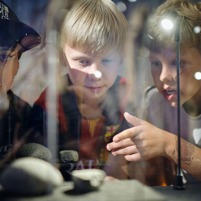 Kom helt tæt på livet i stenalderen! Hvad mon børn legede med, når der ikke fandtes legetøj og skærme?