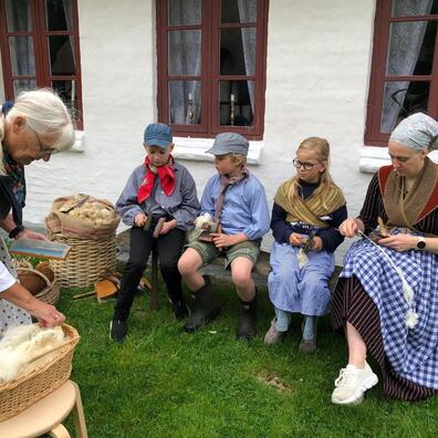 En af Høgdals gode frivillige lærer en gruppe elever at karte