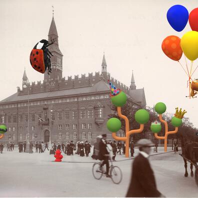 Gammelt billede af Københavns Rådhus i sepia-toner. Der er tilføjet en stor, rød mariehøne, som er ved at klatre op ad Rådhustårnet. I højre side hænger et lille dyr i en snor, under fem farverige balloner, som flyver afsted. På Rådhuspladsen er der træer i underlige former, som har sjove hatte på.