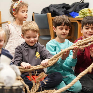 Leg med Drømmeskibskaptajn ude i dagtilbuddet