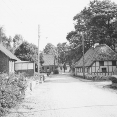 Arkivfoto i sort/hvid fra Museumsvej i Them