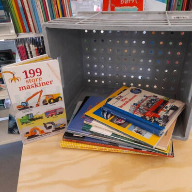 En bogkasse fyldt med bøger, hvor alle bøgerne indeholder det samme tema