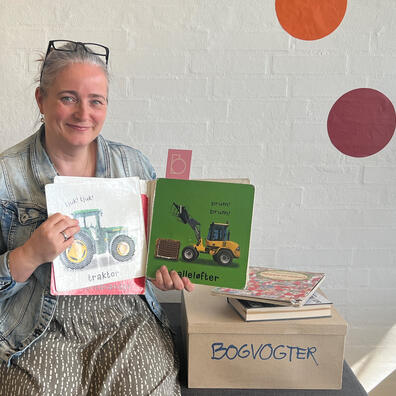 Bibliotekaren har forskellige bøger i hænderne som bruges til aktvitetet