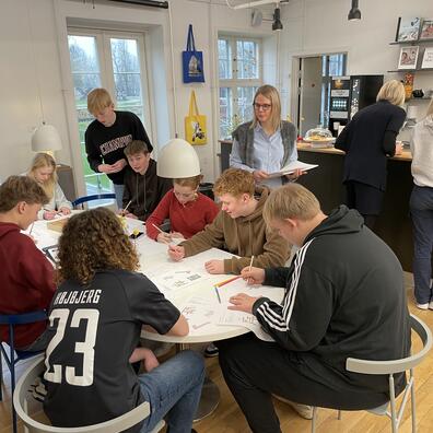 En skoleklasse sidder og laver analyse af værkerne.