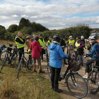 cykeltur   til Løjt land gør holdt forskellige steder 