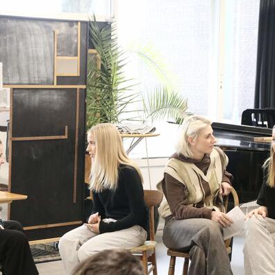 Dialogværkstederne er med til at skabe et trygt rum, hvor eleverne kan udtrykke deres synspunkter og lytte til andres med respekt og åbenhed