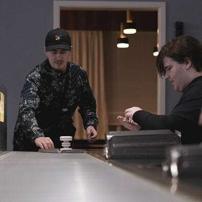 Elever samler kuglelejer ved et samlebånd