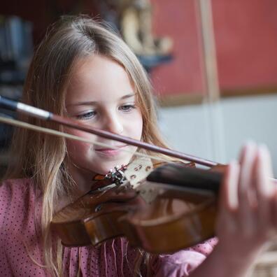 Pige spiller violin.