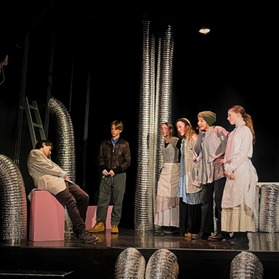 Udklædte børn på en scene.