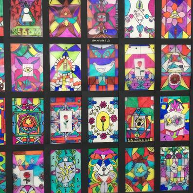 Projekt: "Matematik i kirken". Her udstiller Hovedbiblioteket indskolingselevers bud på egne kirkeruder med kristne symboler og matematiske former. 