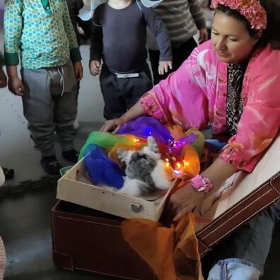 Yasmin viser Kuks kuffert for børn.