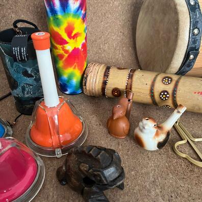 Forskellige rytmiske instrumenter.