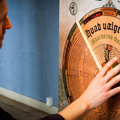 Mand i gang med spillet Tro, magt og kaos. 