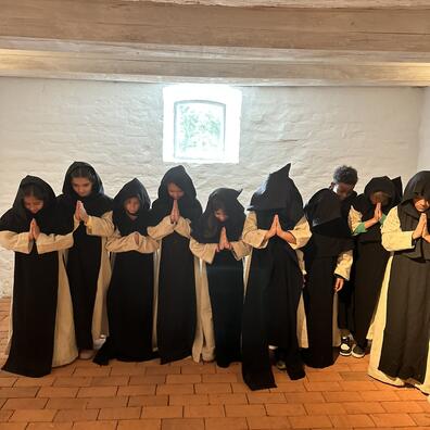 Børn klædt ud som cisterciensermunke