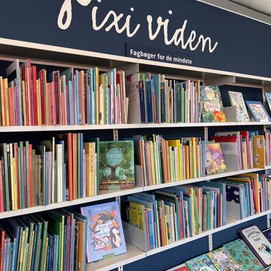 Pixviden - fagbøger for de mindste. Billede af en bogreol