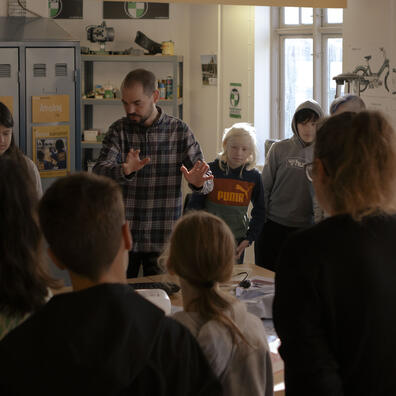 Skoleelever på museumsbesøg