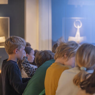 Elever der kigger på brandgrav