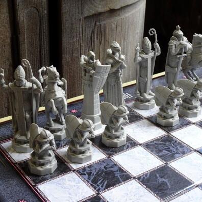 Skakspillet illustrere at der er regler men du spiller selvspillet som du ønsker i fælleskab. I skak er der forskellige rolle som kan være afgørenden for at vinde spillet.