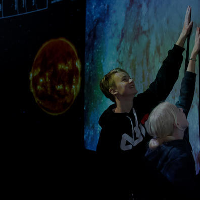 Dreng peget på noget