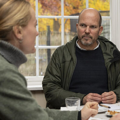 to personer sidder i dialog