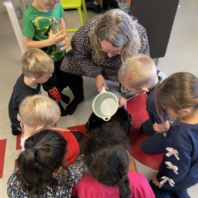 Vi leger kloakker og undersøger hvad der må komme i toilettet