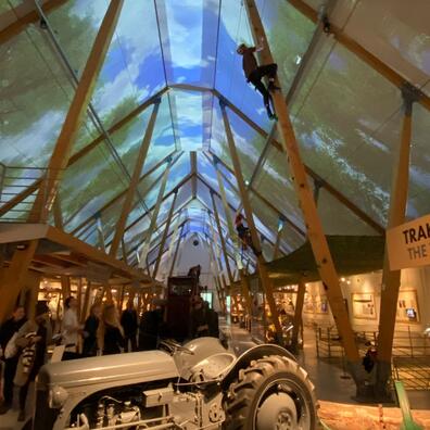 Billede viser elev der klatre i en 9 meter høj klatresøjle i udstillingen STORT på Det Grønne Museum