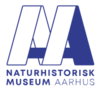 Logo, mørkeblåt. Tekst: Naturhistorisk Museum Aarhus.