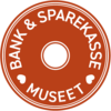 Logo for Bank og sparekassemuseet. Er i form af en mønt i en rød nuance. 